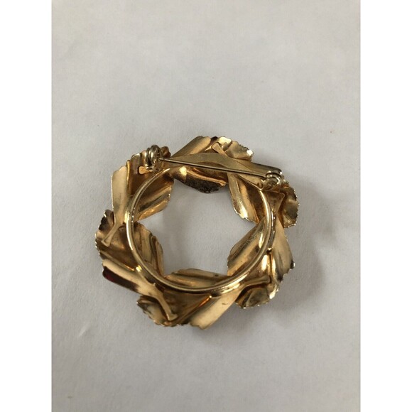 Elegant Gold-tone Leaf Wreath Circle Brooch 1960s vintage - Picture 3 of 5